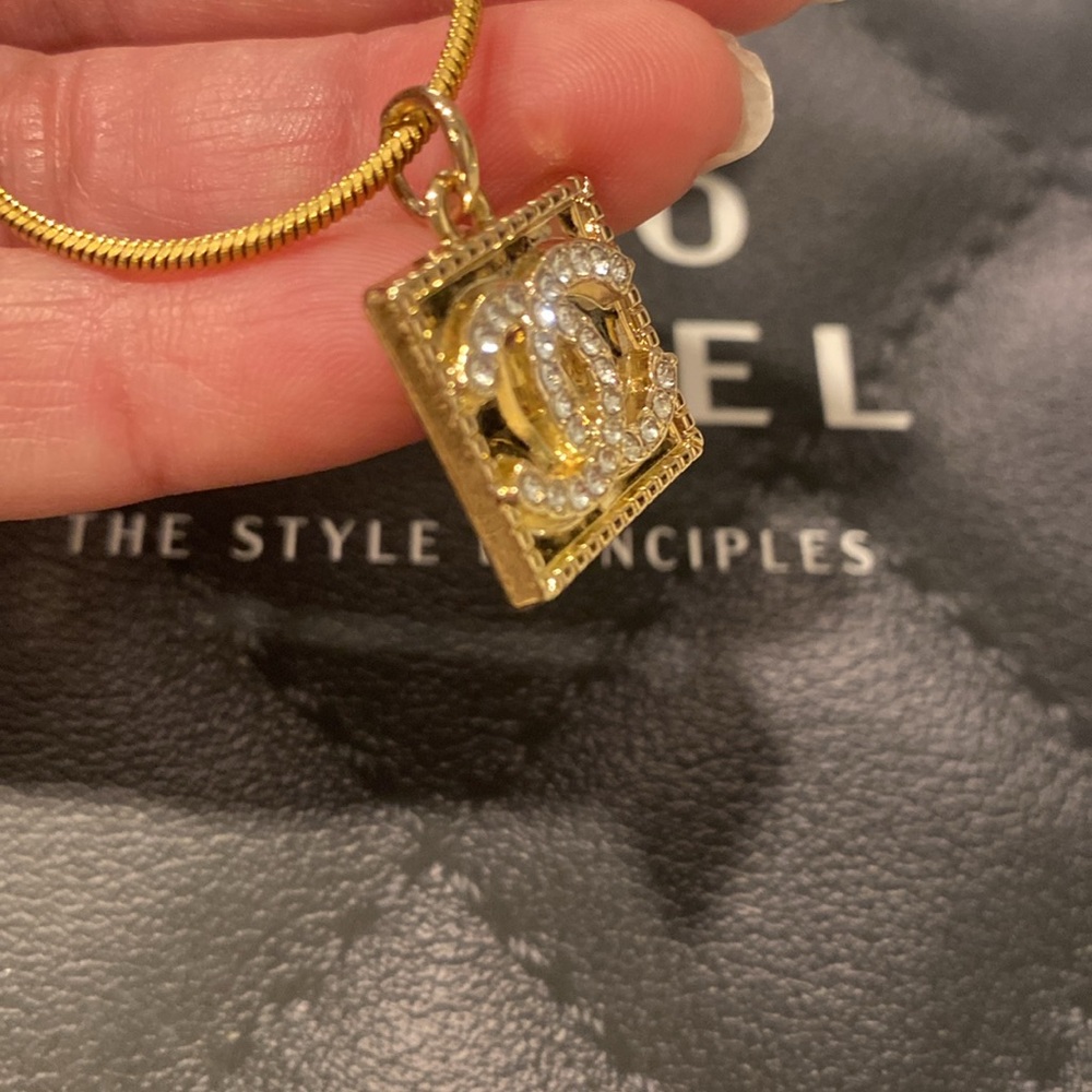 CHANEL stamped Zipper Pull Pendant - Picture 6 of 9